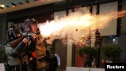防暴警察在香港著名旅遊區尖沙咀對示威民眾發射催淚彈。（2019年10月27日）