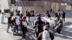 活动人士用链条拴住自己 抗议警察过度执法