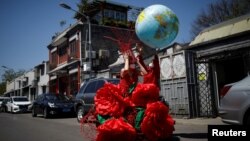 一名艺术家在北京的蓝天下庆祝“地球日”。（2020年4月22日）