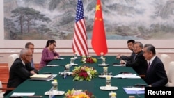 美國新任氣候總統特使約翰·波德斯塔（John Podesta）與中國外長王毅在北京人大會堂舉行會談。 （2024年9月6日）