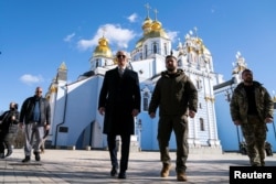 美國總統拜登訪問烏克蘭期間與烏克蘭總統澤連斯基行走在基輔的聖米迦勒金頂修道院的大街上。（2023年2月20日）