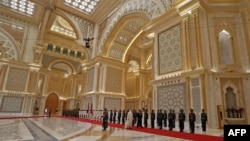 中國國家主席習近平2018年7月20日在阿聯酋總統府同阿布扎比王儲穆罕默德檢閱儀仗隊。