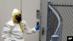 Сотрудник службы безопасности в защитном костюме проверяет правительственный почтовый узел. Хайатсвилл, Мэриленд. 17 апреля 2013 года