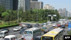 北京街头汽车多高楼多