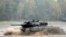 Танк Leopard преодолевает водную преграду (архивное фото) 