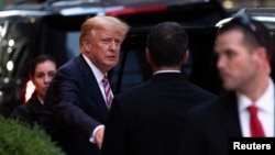 美国前总统特朗普离开纽约市曼哈顿区的特朗普大厦。(2021年10月18日)