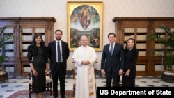 2025年5月19日，教宗良14世(中)在梵蒂冈会见了乌莎·万斯、美国副总统 JD 万斯、美国国务卿马可·卢比奥及其夫人珍妮特·杜斯德贝斯(从左至右)。