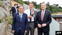 日本首相菅義偉在英國康沃爾參加七國集團峰會期間與法國總統馬克龍和意大利總理德拉吉舉行非正式會談。（2021年6月11日）