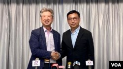 香港中間派組織民主思路召集人湯家驊（左）與新思維主席狄志遠10月22日召開記者會宣布，就12月立法會選舉達成共識，計劃以聯合陣營方式合作參選。(美國之音 湯惠芸)