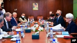 美國副國務卿謝爾曼與巴基斯坦外長庫雷希在伊斯蘭堡就阿富汗問題舉行會談。（2021年10月8日）