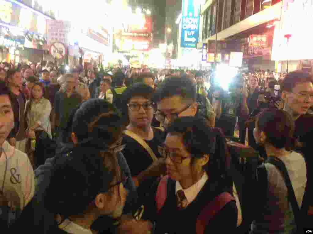 大批市民連續第二晚在旺角與警方「巷戰」 （美國之音海彥拍攝 ）