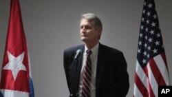 美國務院負責南美和古巴事務的副助理國務卿亞利克斯李星期三在古巴首都瓦那與古巴方面舉行為期兩天的會談