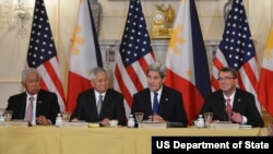 美國務卿克里、國防部長卡特與菲外長德爾羅薩里奧、防長加斯明會見記者