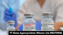 2021年2月17日，瑞典馬爾默的斯卡恩大學醫院疫苗接種中心。已用過的輝瑞、莫德納和阿斯利康新冠病毒疫苗小瓶。(路透社提供資料照片）