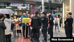 中國成都秋雨聖約教會教友戶外宣教遭警察干預（秋雨聖約教會臉書圖片）
