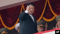 朝鲜领导人金正恩在4月15日的阅兵式上挥手致意。