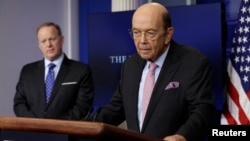 商務部長羅斯(右)在白宮發表講話資料照。