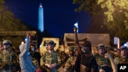 “保持距離”: 巴爾的摩青年在社交距離中抗議。