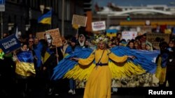 В странах мира прошли демонстрации по случаю третьей годовщины начала войны в Украине