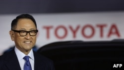 ແຟ້ມພາບ - ປະທານໂຕໂຍຕ້າ ທ່ານອາກິໂອະ ໂຕໂຍດາ ແນມເບິ່ງໃນກອງປະຂຸມ ຢູ່ຫ້ອງວາງສະແດງລົດ ຂອງບໍລິສັດ ໃນນະຄອນຫຼວງໂຕກຽວ, ວັນທີ 14 ທັນວາ 2021. 