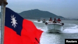 台灣軍人在金門島附近駕駛快艇巡邏。