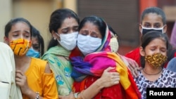 印度一个家庭哀悼一名因新冠肺炎死亡的家人（路透社2020年9月28日）