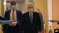 記者在國會內採訪美國參議院多數黨領袖米奇·麥康奈爾