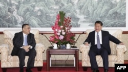 習近平(右)抵達澳門後接見特首崔世安(左)