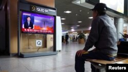 南韓電視節目2023年4月13日報導北韓當日發射洲際彈道導彈的消息。（路透社）