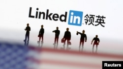 資料照片：領英的中英文應用標誌（2018年8月30日）