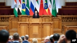 资料照片：俄罗斯总统弗拉基米尔·普京俄罗斯圣彼得堡举行的金砖国家议会论坛上发表讲话。(2024年7月11日)