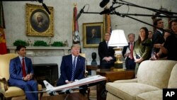 美國總統特朗普在白宮橢圓形辦公室會晤加拿大總理特魯多（2019年6月20日）。