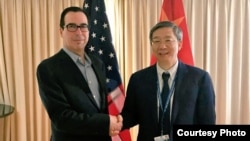 2018年10月10日，美國財政部長努欽和中國人民銀行行長易綱在國際會議期間握手，姆努欽說雙方討論了重要經濟問題（努欽推特圖片）。