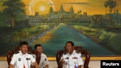 柬埔寨海军上将茶荣(右)与中国海军少将俞满江在金边举行会晤(2016年2月24日)