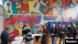 2017年5月7日，法国布龙一个投票站外选民排队参加第二轮大选投票。