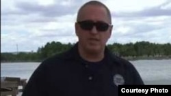 “全美邊界巡邏委員會”巡邏警官斯普拉特接受美國之音採訪