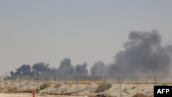 沙特阿拉伯国家石油公司设施遭受无人机袭击后冒起浓烟 2019年9月14日