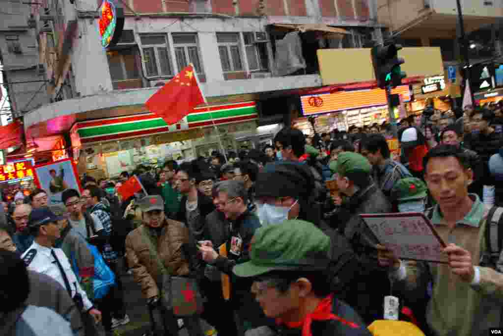 約100名響應「(真心)愛國愛黨大遊行」，有示威者高舉中國國旗