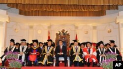 港大给予李克强(中)特殊礼遇引发争议