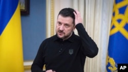 烏克蘭總統澤連斯基先前拒絕了華府提出由美國擁有烏克蘭50%關鍵礦產資源的方案。消息人士透露，美國政府可能尋求先與烏克蘭迅速達成簡化版礦產協議，之後再談判美國擁有的礦產比例等細節。 (美聯社：2025年2月5日)