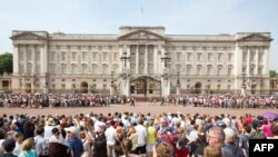 7月22日民眾在倫敦白金漢宮外等候消息