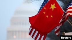 在中国领导人访美期间，中国国旗与美国国旗在国会山附近的宾夕法尼亚大道上飘扬。（资料照片）