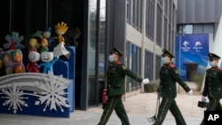 中國武警士兵在北京冬奧會吉祥物前走過。（2022年1月21日）