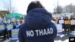 3月7日南韓民眾抗議“薩德”入韓。圖為一抗議者穿著反“薩德”外衣。