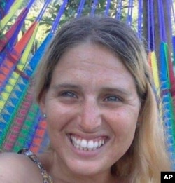 ຮູບພາບທີ່ບໍ່ໄດ້ລະບຸວັນທີນີ້ ໄດ້ຮັບການສະໜອງໃຫ້ໂດຍຄະນະຄອບຄົວຂອງບັນດາໂຕປະກັນ, ຜູ້ທີ່ຖືກກັກຂັງໃນຂົງເຂດກາຊາໂດຍກຸ່ມຫົວຮຸນແຮງ ຮາມາສ.