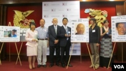 美國視覺藝術家協會頒發天安門精神獎給為中國民主奮鬥人士（美國之音容易拍攝） 