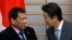 2016年10月26日日本首相安倍在首相官邸會見到訪的菲律賓總統杜特爾特（左）。