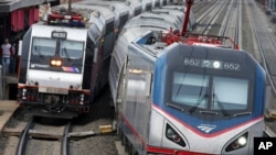 一列美鐵公司的火車沿著東北走廊鐵路線行駛經過一列新澤西運輸公司的火車。（2016年3月12日）