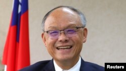 資料照：台灣行政院政務委員兼經貿談判辦公室總談判代表鄧振中在台北與媒體對話。 （2021年1月22日）