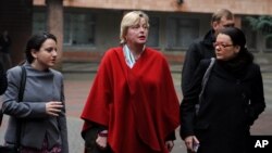 Вальбурга Габсбург Дуглас возле госпиталя, где проходит курс лечения Юлия Тимошенко - Государственная пенитенциарная служба Украины (ГПСУ) отменила ранее намеченную встречу Дуглас и Тимошенко. Харьков, Украина. 30 октября 2012 года